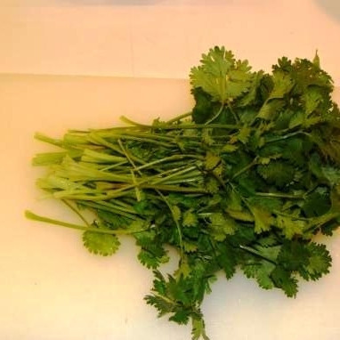 1. Этап. Курица в кинзе: Зелень кинзы промываем, даем ей обсохнуть.