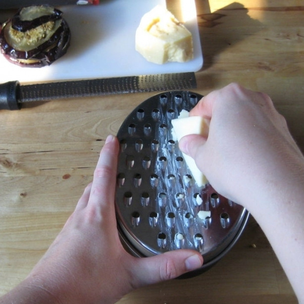 1. Этап. Пицца по-домашнему: Пармезан и моцареллу натираем на терке и смешиваем.