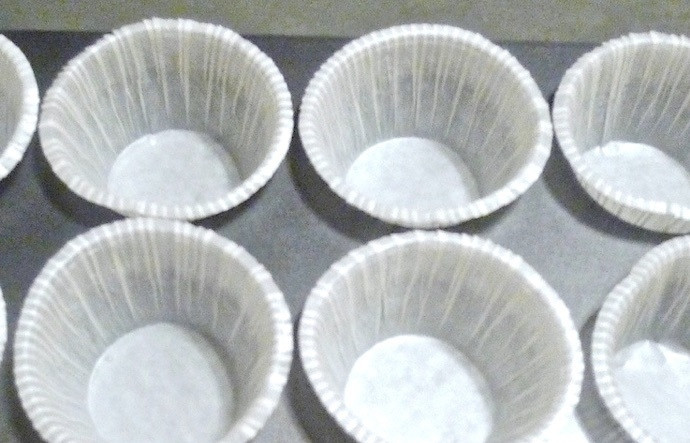 1. Этап. Банановые кексы: 1. Формочки для кекса смажьте растительным маслом.