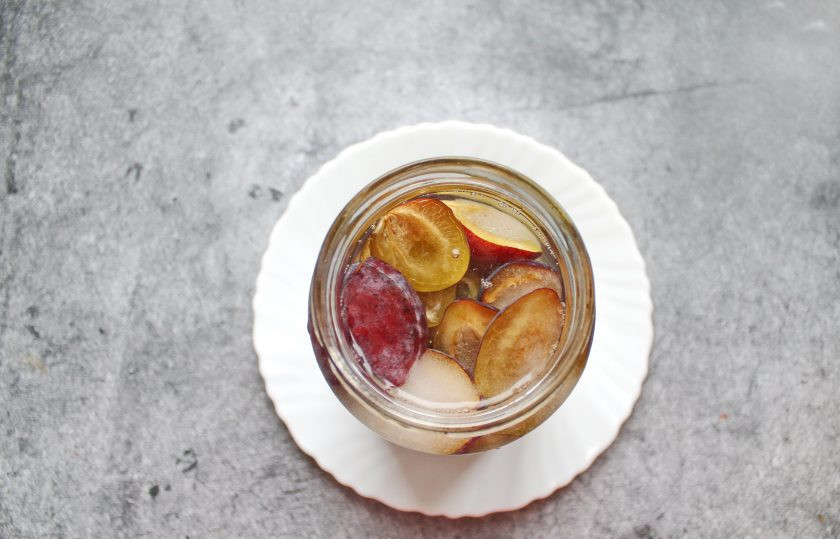 1. Этап. Сливянка: Влейте в банку водку и плотно закройте. Потрясите банку и уберите ее в темное место.