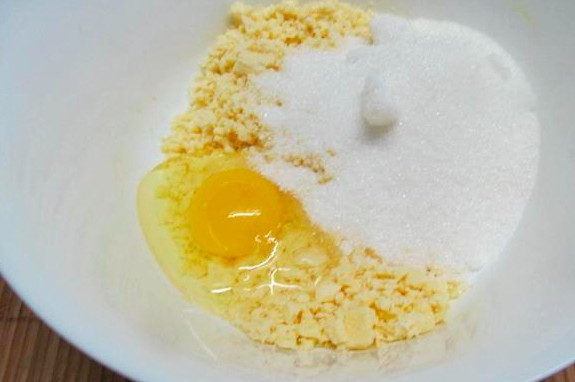 1. Этап. Торт на скорую руку: Смешиваем яйцо с сахаром (3/4 стакана) и взбиваем все венчиком. Это основа для крема.