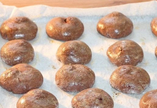 1. Этап. Шоколадное печенье с черешней на сгущенке: 13. Выпекаем печенье в разогретой до 180 С духовке минут 20 или до готовности.