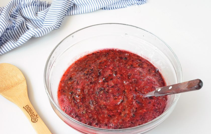 1. Этап. Ткемали из слив на зиму: Сливы порежьте половинками, удалите косточки, перекрутите с помощью мясорубки (я поставила самое мелкое сито). Также перекрутите перец, чеснок, их я измельчаю первыми, чтобы потом сливами 