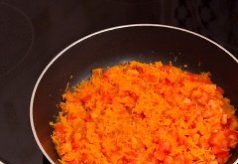 1. Этап. Канапе из баклажанов: 1. Морковь измельчаем и обжарим на растительном масле. Когда станет золотистой - добавим перетертые в пюре помидоры. Солим, перчим и тушим до состояния пасты.