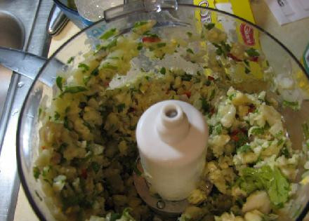 1. Этап. Тун Тун - Тайские яичные роллы: Хорошенько смешать, но не до пасты. Добавить смесь крахмала с водой и ещё раз взбить.