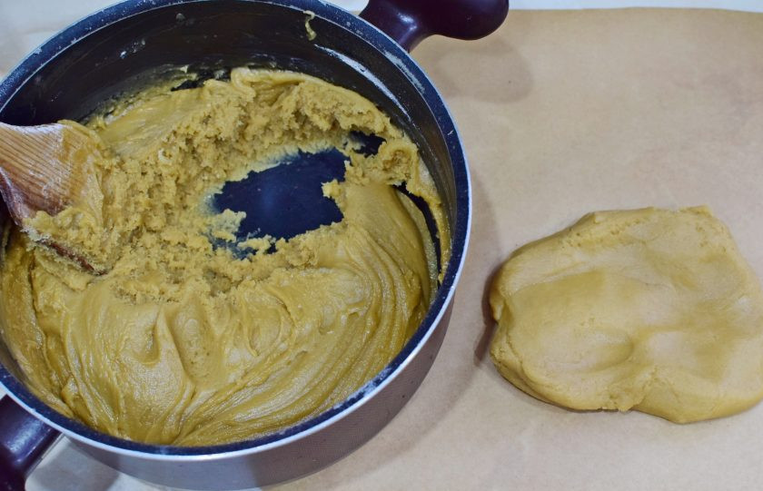 1. Этап. Медовик с малиной: Из готового теста теперь можно раскатывать коржи. У меня получилось 9 коржей 22 см. в диаметре. 7 коржей идут в торт, а 2 на обсыпку торта.