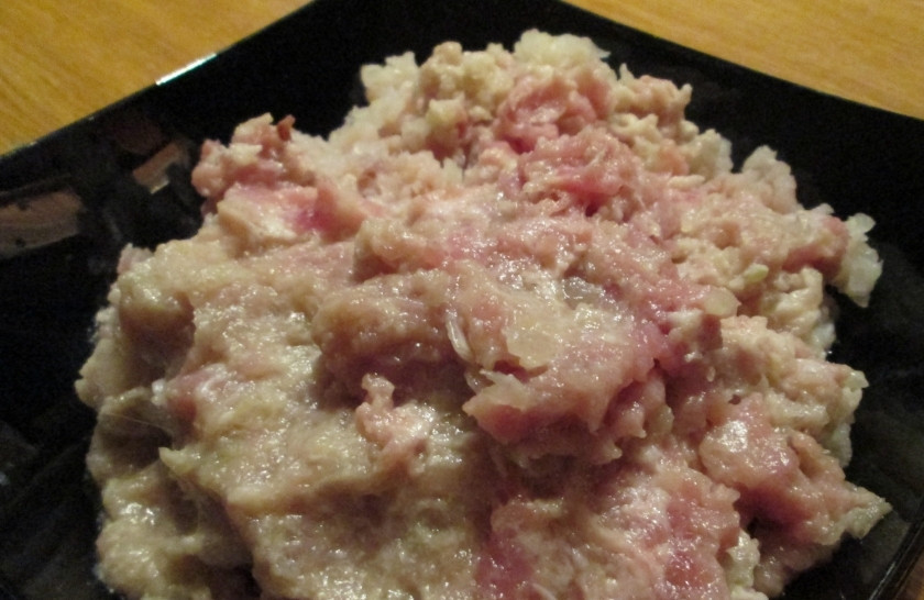 1. Этап. Котлеты из пикши: Все вместе прокручиваем через мясорубку.