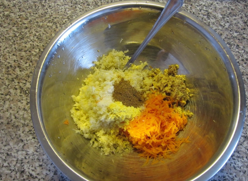 1. Этап. Чечевичные котлеты вегетарианские: Овощи моем. Морковь чистим и натираем на мелкой терке. Таким же образом измельчаем капусту. Высыпаем в одну чашу вместе с чечевицей. Добавляем соль и специи по вкусу.