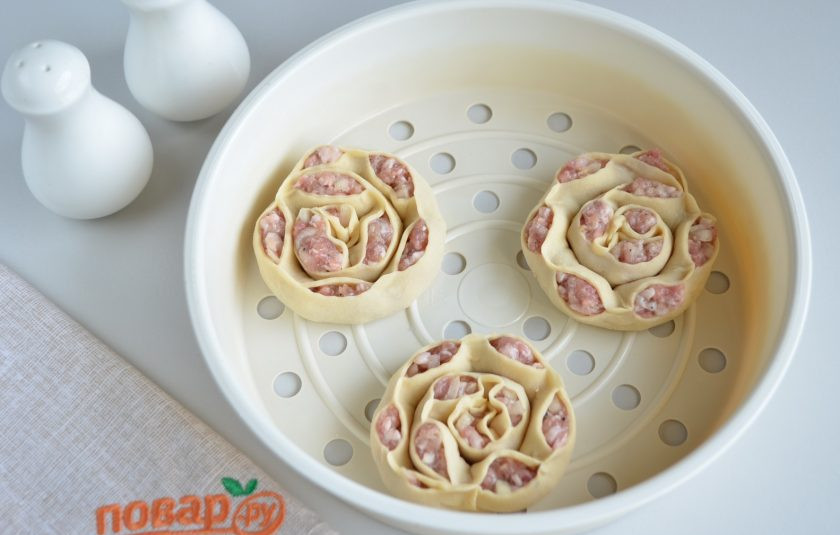 1. Этап. Манты в форме розочек: Смажьте растительным или сливочным маслом форму, уложите манты на расстоянии друг от друга. Варите на пару 30 минут.