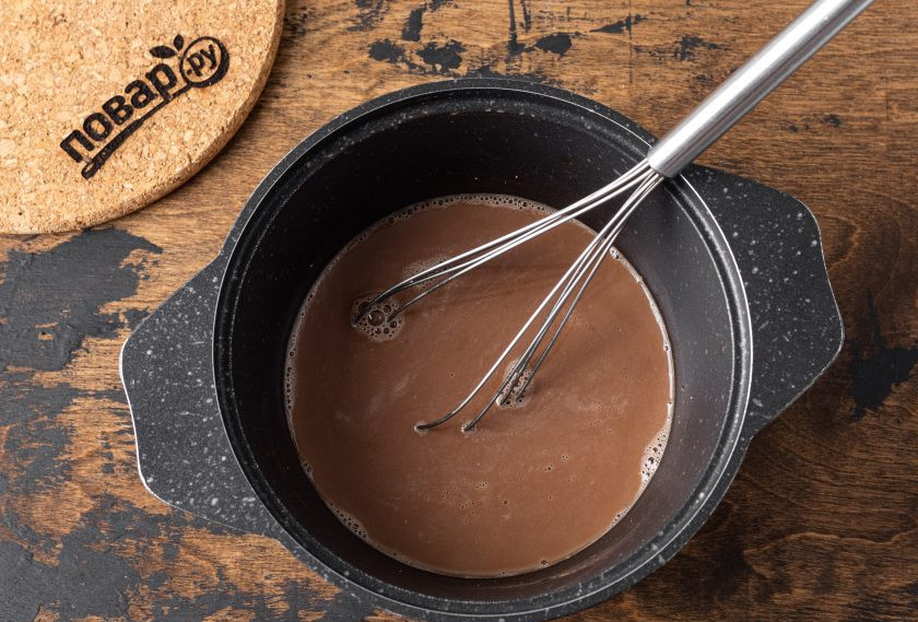 1. Этап. Горячий шоколад с имбирём и халвой: Добавьте коричневый сахар и шоколад. Размешайте, чтобы они полностью растворились.