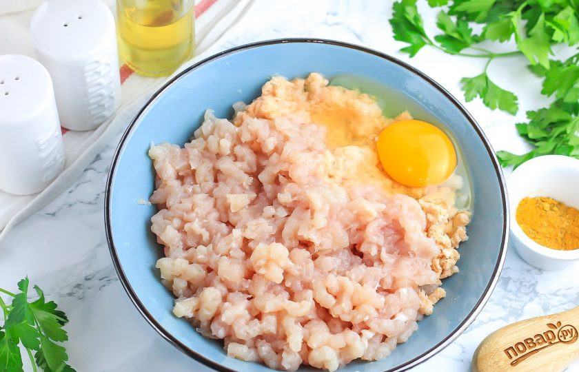 1. Этап. Котлеты из рыбы и курицы: Очистите репчатый лук и промойте в воде. Промойте филе и рыбу, обсушите бумажными салфетками. Удалите с рыбы кожуру, кости и хребет, оставляя только мякоть. Пропустите все через мясорубку. Вбейте куриное яйцо, всыпьте соль.