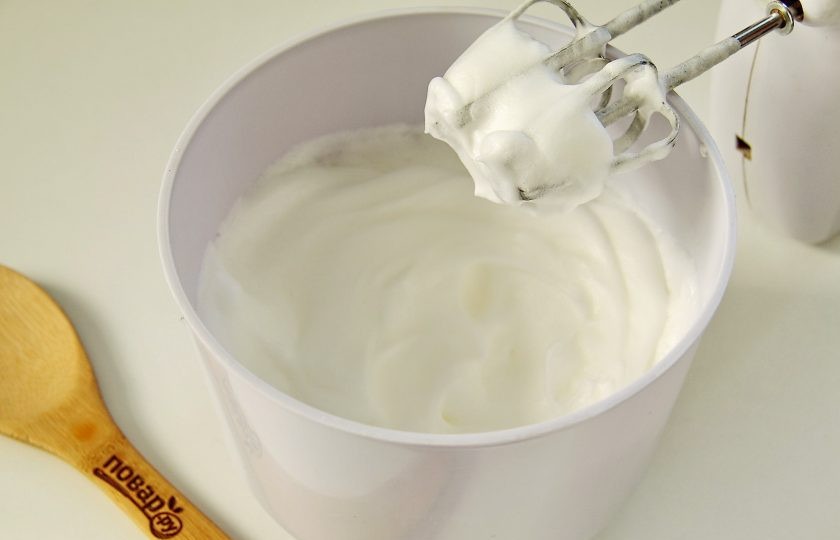 1. Этап. Сырный бисквит: Отделите белки от желтков и взбейте их с солью до устойчивых пиков.