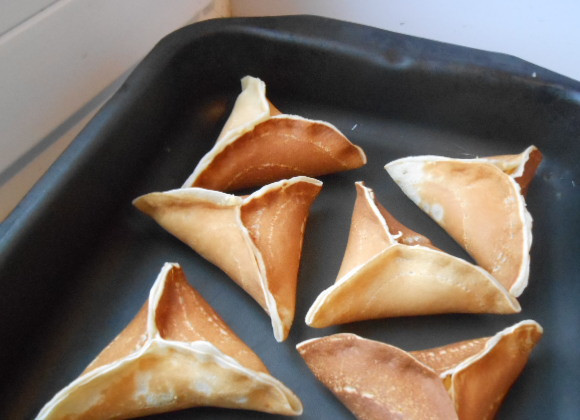 1. Этап. Блинчики с грибами и сыром: Когда все конвертики сформированны,отправляем их в духовку при 180 гр. на 10 мин.Это необходимо для того,что бы растлавился сыр.