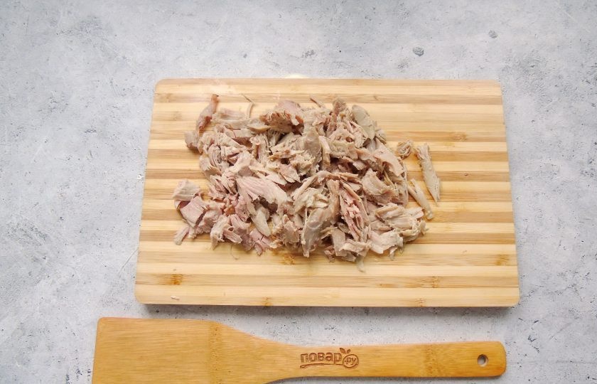 1. Этап. Солянка Селянка: Отварную индейку мелко нарежьте.