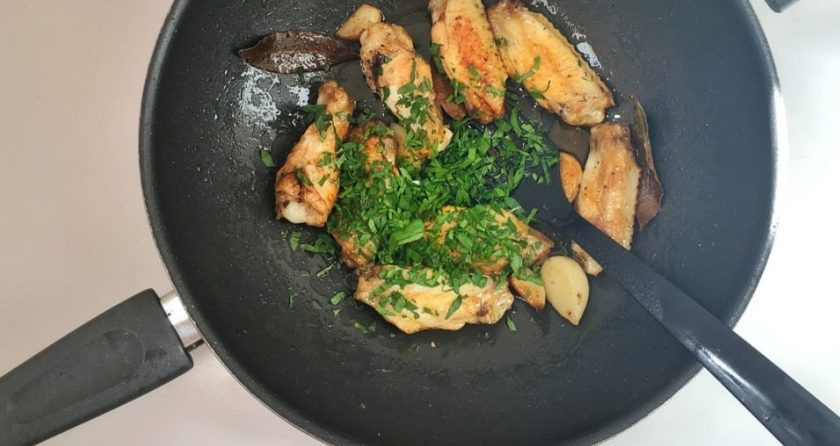 1. Этап. Крылышки на сковороде: 5. Вымойте и нарубите мелко петрушку, добавьте ее в самом конце приготовления. Выключите огонь и перемешайте крылья.