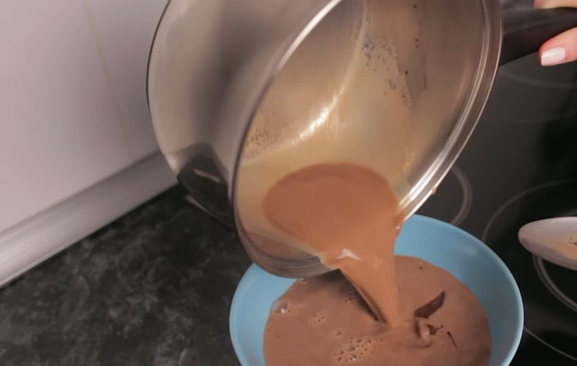 1. Этап. Шоколадный лед для молочного коктейля: 2. Поставьте массу на огонь и доведите до кипения, чтобы все ингредиенты растворились и смешались. Далее разломайте на небольшие кусочки шоколад и залейте его кипящим молоком с какао. Хорошо перемешайте до однородного состояния.