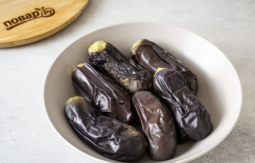 1. Этап. Макдус: Остудите баклажаны. Снимите с них плодоножку.