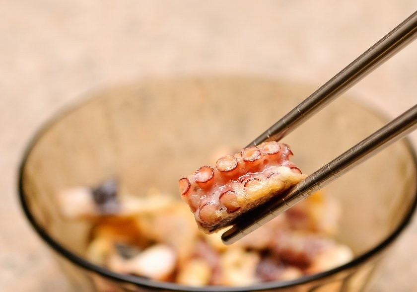 1. Этап. Осьминожки на сковороде: 6. Выложите осьминога в тарелку и остудите, а затем подавайте с соусом или без.