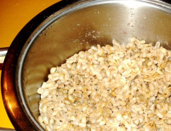 1. Этап. Кутья армянская: Пшеницу промойте, замочите, а затем сварите в рассыпчатую кашу.