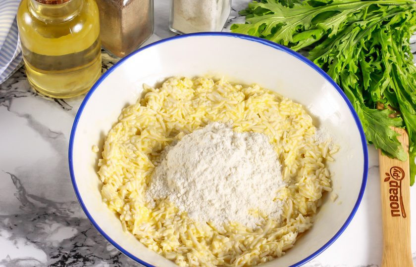 1. Этап. Сырники из плавленых сырков: Всыпьте 2 ст.л. пшеничной муки и еще раз все перемешайте.