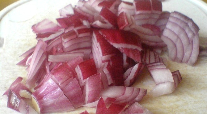 1. Этап. Ризотто весеннее с редисом: Красный лук очищаем и нарезает небольшими кубиками.