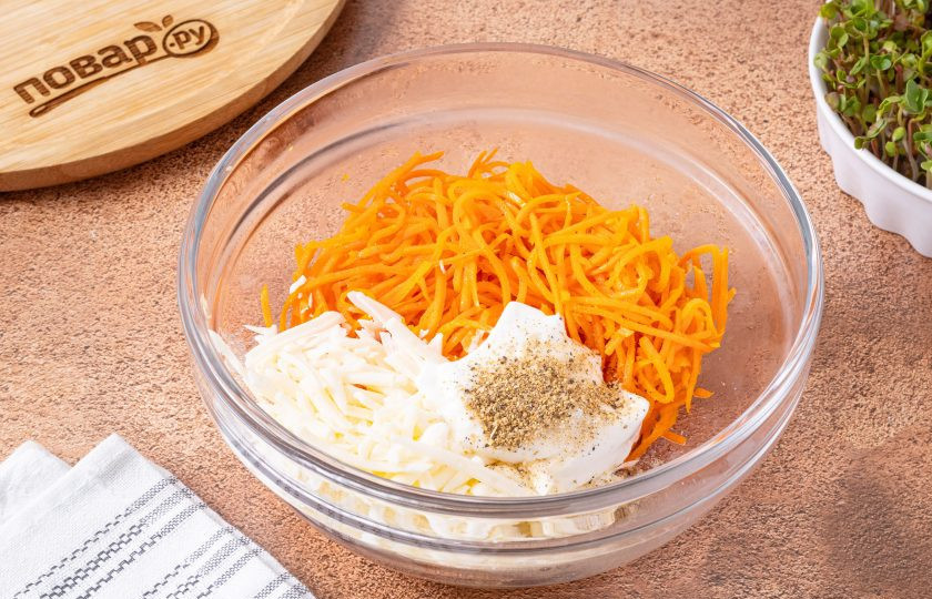 1. Этап. Рулетики из баклажана с сыром и морковью: Для начинки смешайте морковь по-корейски с тертым сыром и майонезом. Посолите и поперчите по вкусу.