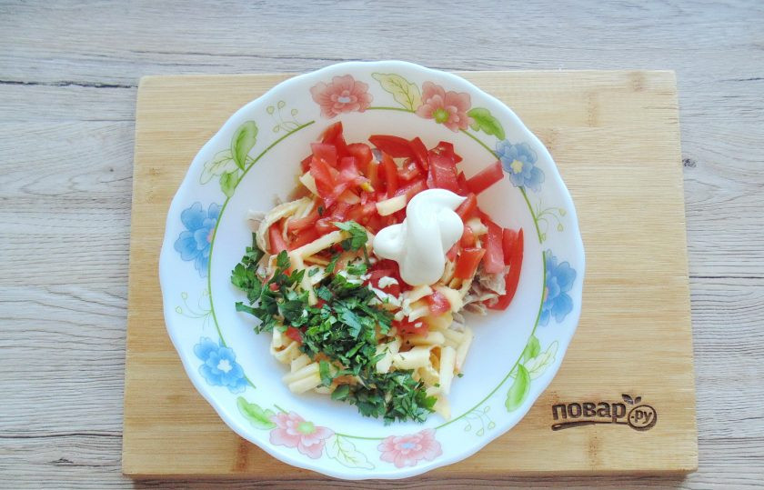 1. Этап. Салат с омлетом и яблоком: И в конце добавьте мелко нарезанный чеснок, майонез и мелко нарезанную петрушку.