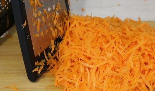 1. Этап. Капустно-морковный салат с яблоком: Морковь натереть на крупной тёрке.