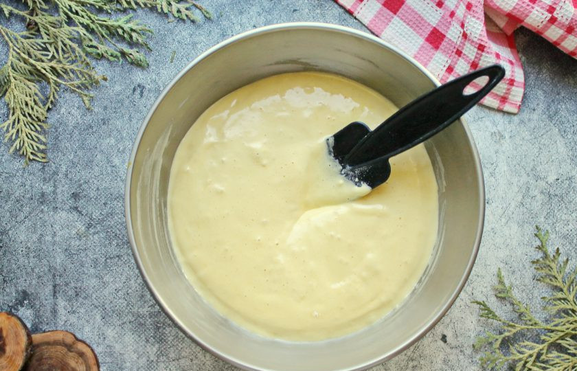 1. Этап. Рулет с крыжовником: Муку смешайте с разрыхлителем и просейте в яичную массу. Аккуратно сверху вниз перемешайте до однородного, пышного теста.