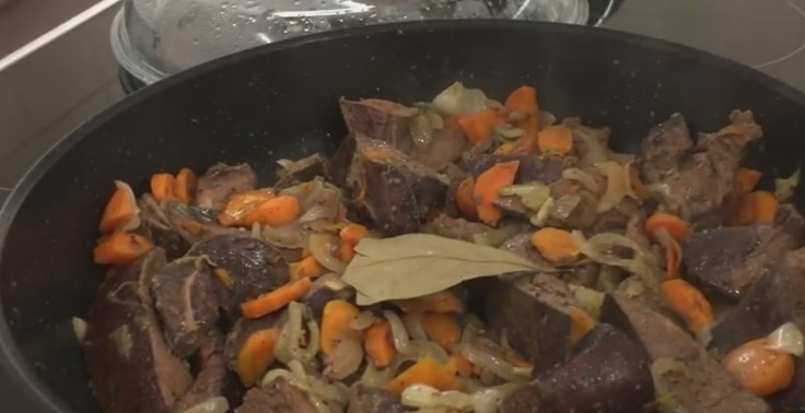 1. Этап. Обалденный домашний печеночный паштет: 5. Добавьте печень к овощами, тушите их вместе минут 5 под закрытой крышкой. Добавьте лавровый лист, выключите огонь и дайте минут 10, чтобы печень и овощи постояли вместе.