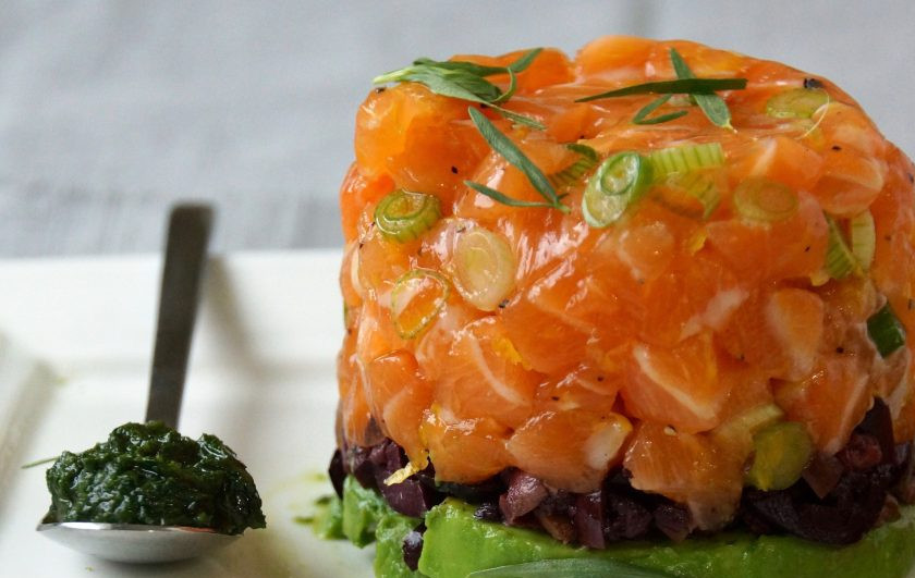 1. Этап. Тартар из лосося и авокадо: После аккуратно переверните на тарелку и снимите пищевую пленку. Подавайте к столу с эстрагоновым маслом.