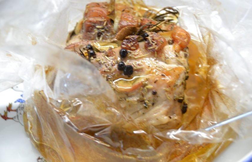 1. Этап. Свиной карбонат в рукаве в духовке: Через 1,5 часа запекания надрежьте пленку сверху, раскройте и полейте образовавшимся соком мясо и еще запекайте примерно 30 минут до румяной корочки.