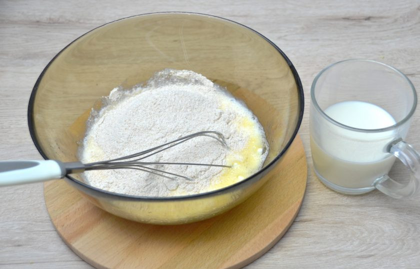 1. Этап. Блины из полбяной муки: Влейте половину молока, всыпьте муку.