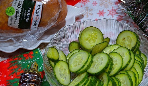 1. Этап. Салат Ёлочка: Огурцы слегка подсолить и отставить, от этого они станут податливыми.