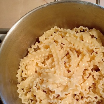 1. Этап. Паста с курицей под чесночно-томатным соусом: Затем выложить лапшу, перемешать с маслом, и, помешивая хорошо прогреть ее.