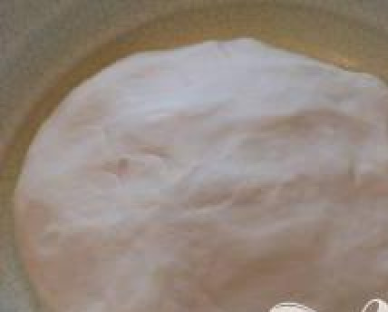 1. Этап. Классическое тесто для пиццы: Смешать муку с сухими дрожжами, добавить 3 ст. ложки оливкового масла, 310 мл воды и замесить эластичное, мягкое тесто.