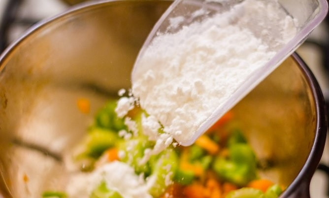 1. Этап. Суп из риса: 2. Добавьте муку, тщательно перемешивайте и жарьте еще пару минут.