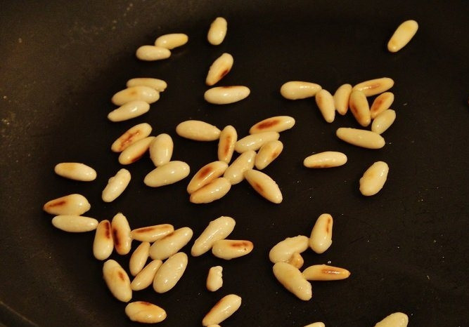 1. Этап. Томаты с моцареллой: Теперь на сухой сковородке обжариваем кедровые орешки.