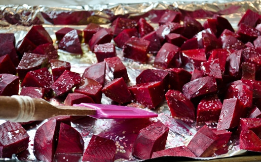 1. Этап. Простой салат из свеклы: Затем переложите свеклу на противень с фольгой. Посыпьте её солью и влейте масло. Запекайте овощи в духовке в течение 40 минут, один раз перевернув.