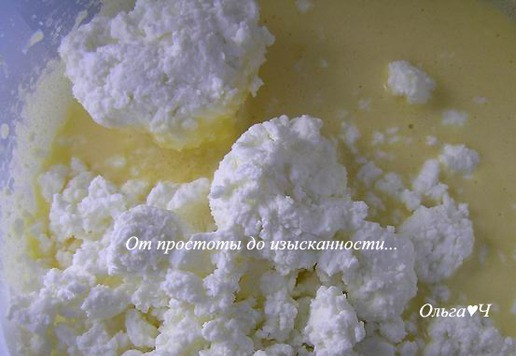 1. Этап. Творожный пирог с апельсином: Для начинки белки яиц отделите от желтков, взбейте в крепкую пену и уберите в холодильник. Желтки взбейте с сахаром, добавьте творог, взбейте.