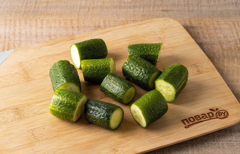 1. Этап. Цветная капуста маринованная с огурцами на зиму: Огурцы промойте, отрежьте хвостики и нарежьте крупными ломтиками.