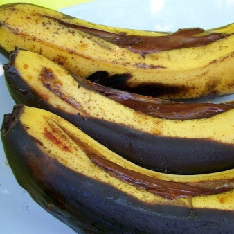 Банан с шоколадом на мангале