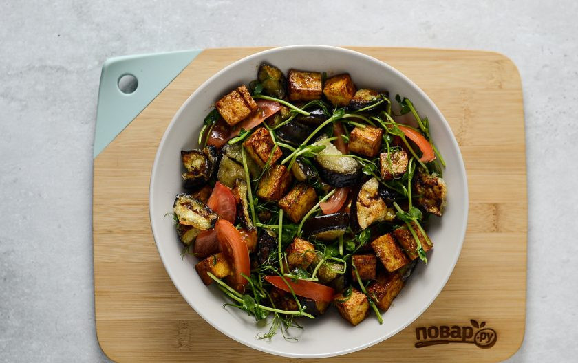 1. Этап. Салат с баклажанами и тофу: Соедините в большой миске тофу, баклажаны, ростки гороха и помидоры. Аккуратно перемешайте. Сверху полейте заправкой.