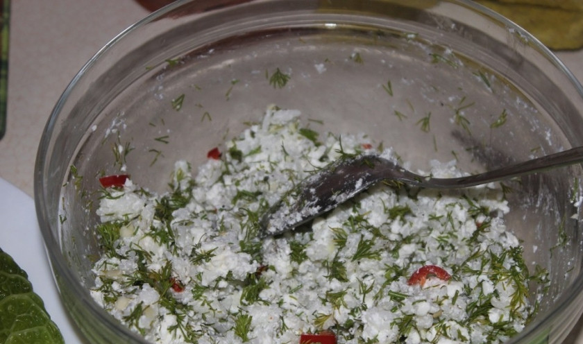 1. Этап. Голубцы с творогом: 2. Отдельно готовим начинку: смешиваем отварной рис с творогом средней жирности, зеленью, солью и перцем. Масса должна быть однородной консистенции.