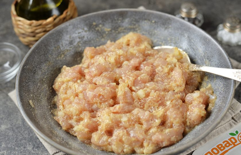 1. Этап. Рубленные куриные котлеты с манкой: Спустя время фарш станет клейким и вязким, хорошо будет держать форму.