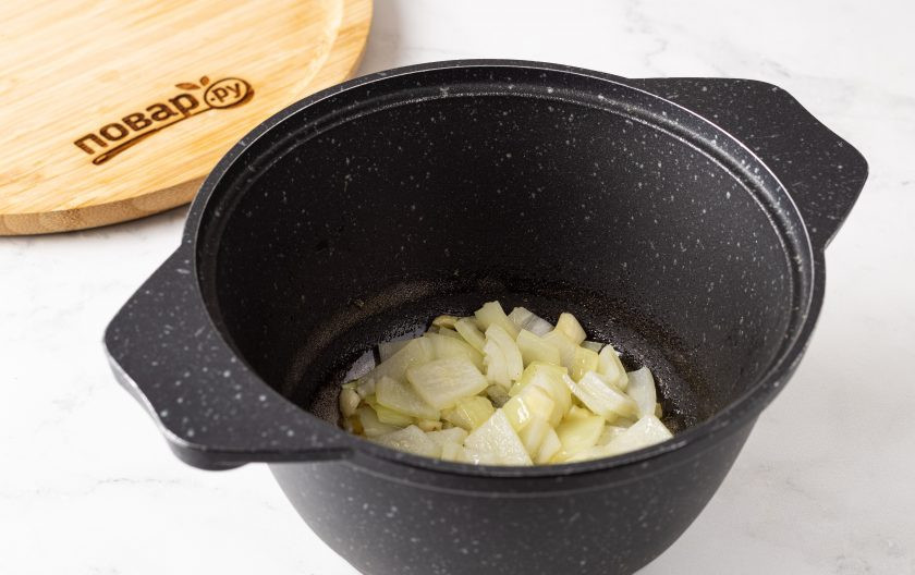 1. Этап. Оранжевый суп: Разогрейте оливковое масло в кастрюле с толстым дном. Нарежьте чеснок и репчатый лук кубиками. Обжарьте до прозрачности.