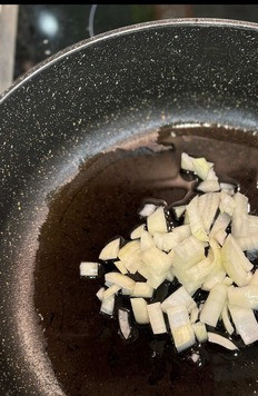 1. Этап. Шницель в сливочном соусе: Мелко нарезанный лук слегка обжарить