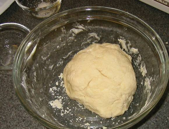 1. Этап. Заготовка для печенья (тесто): Аккуратно вливайте молоко в смесь. Руками продавливайте тесто, сделайте из него шар. Далее раскатайте тесто тонким слоем. Можно доставать формы для печенья и приступать к выпечке.