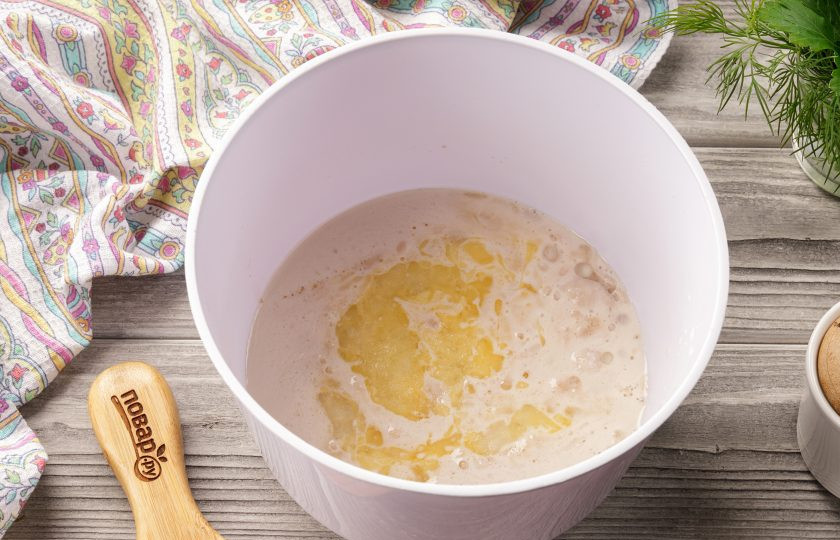 1. Этап. Пирог Семейный: Затем добавьте кефир, соль, растительное и растопленное сливочное масло.