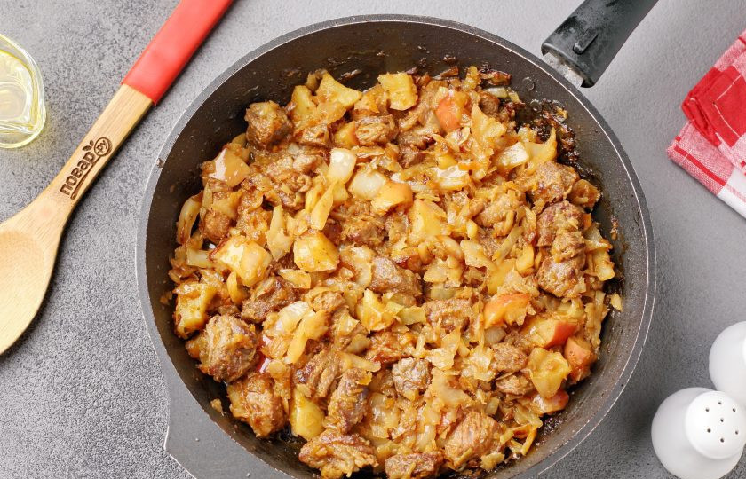 1. Этап. Мясо тушеное с капустой и яблоками: Мясо тушеное с капустой и яблоками готово. Добавьте кусочек сливочного масла, перемешайте и подавайте к столу.
